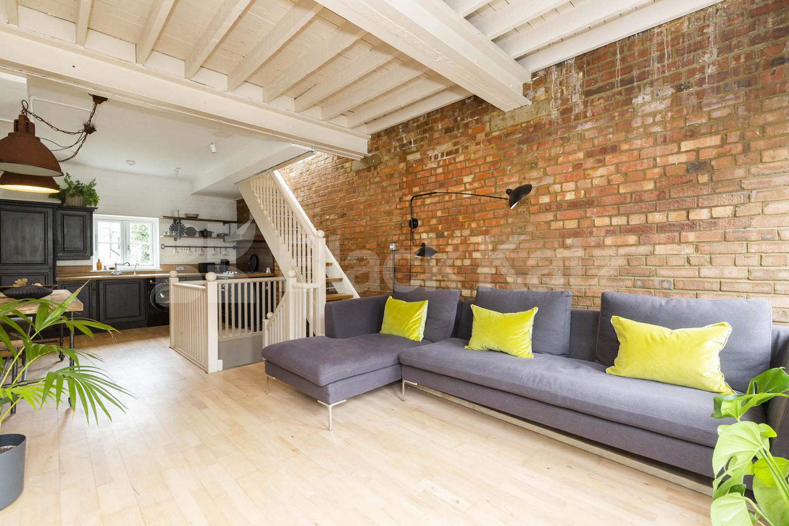 Stunning mid-Terrace house tucked away on a quiet mews Street Marlborough Yard, Archway